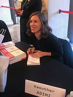 Kaouther Adimi en una firma de libros